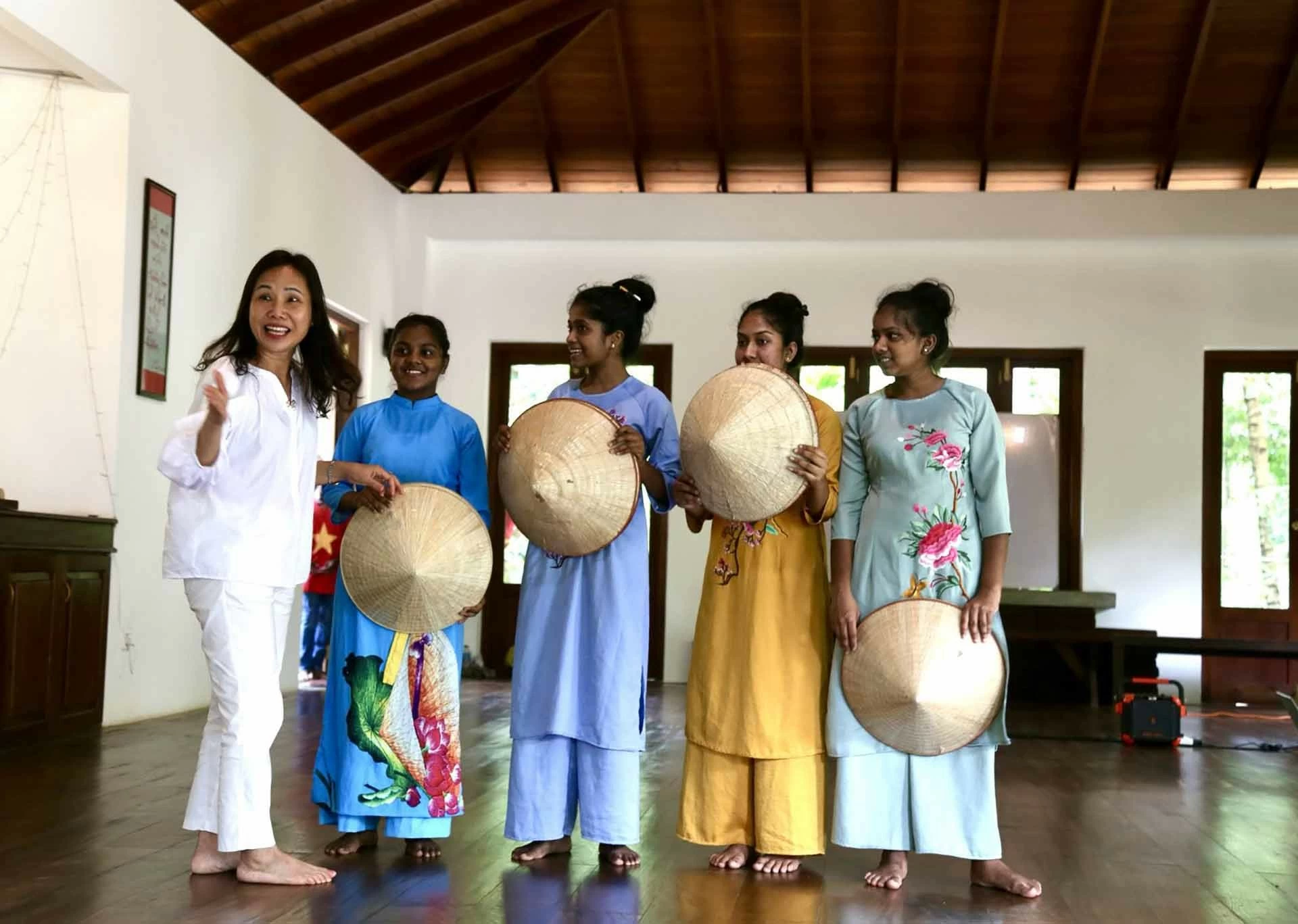 Đại sứ Trịnh Thị Tâm thăm chùa Việt Nam dịp lễ Vu lan và giao lưu với các cháu Sri Lanka học tiếng Việt