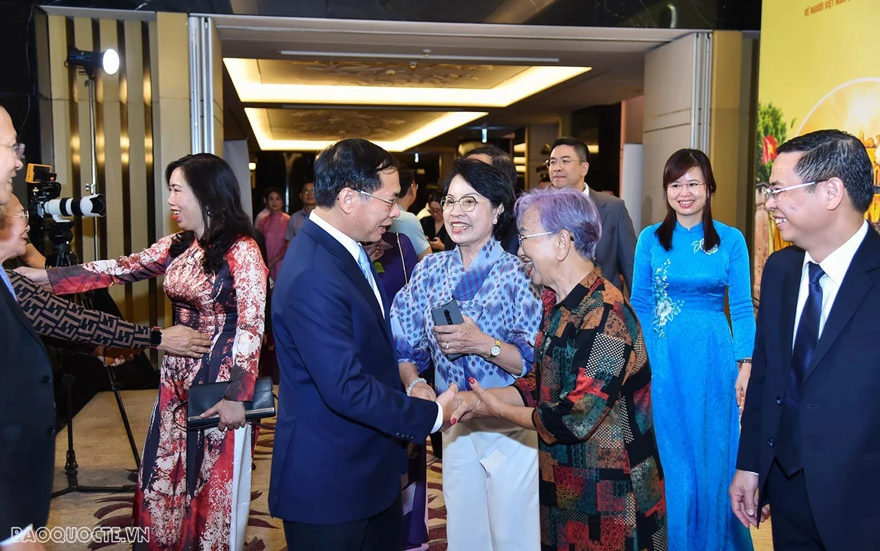 Foreign Minister Bui Thanh Son lauded contributions made by overseas Vietnamese