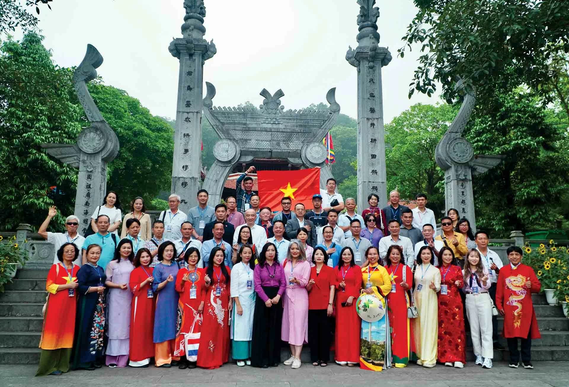 Thứ trưởng Bộ Ngoại giao Lê Thị Thu Hằng, Chủ nhiệm Ủy ban Nhà nước về người Việt Nam ở nước ngoài cùng đoàn kiều bào hành hương về Đền Hùng nhân dịp Giỗ Tổ Hùng Vương 2024 . (Ảnh: Tuấn Việt)