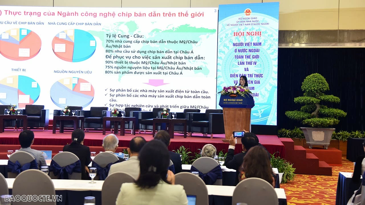 bà Nguyễn Thị Vân Anh, Trung tâm khoa học và đổi mới trong nghiên cứu Spintronics (sản xuất chip bán dẫn), thuộc Đại học Tohoku, Nhật Bản tham luận tại Phiên 1. (Ảnh: Anh Sơn)