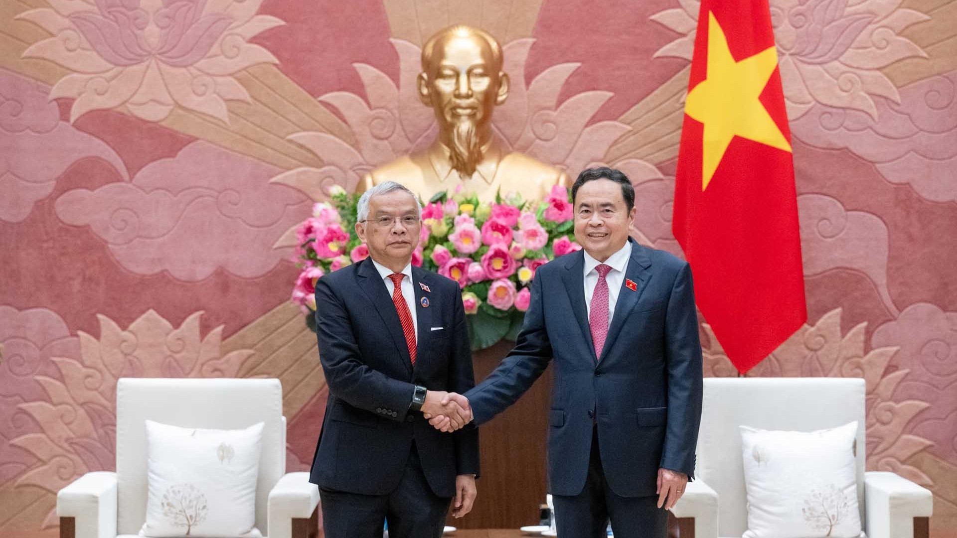 viet nam da va dang tich cuc ung ho vai tro quoc te cua lao trong nam 2024