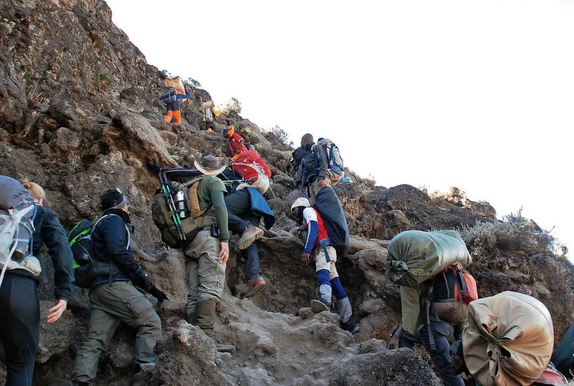 Du khách chinh phục đỉnh Kilimanjaro cao nhất châu Phi. (Nguồn: The Guardian)