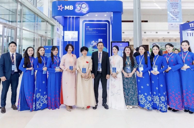 Tổng Giám đốc MBBank Phạm Như Ánh (ở giữa) và cán bộ nhân viên MBBank tại gian hàng giới thiệu MBBank 30 năm.