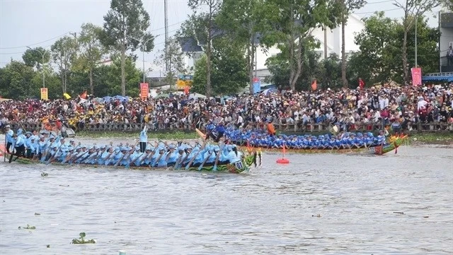 Two women teams compete at the final of the 2023 Mekong Delta Ngo (Khmer long boat) race in Soc Trang province to celebrate the Ok Om Bok Festival (Photo: VNA)