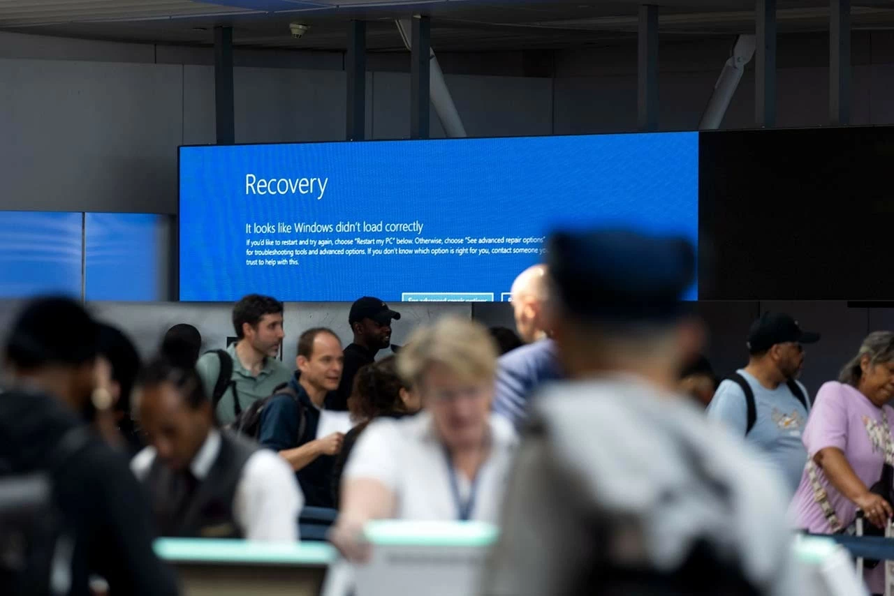 Màn hình Windows Recovery hiển thị tại sân bay quốc tế John F. Kennedy ở New York, Mỹ ngày 19/7. (Nguồn: Bloomberg)