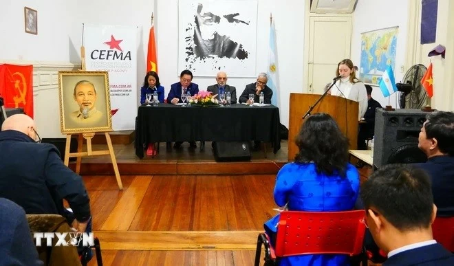 Bí thư Đoàn thanh niên Cộng sản Argentina Ivana Estefano trình bày tham luận tại Hội thảo “Hồ Chí Minh và quan hệ Việt Nam-Mỹ Latinh”. 