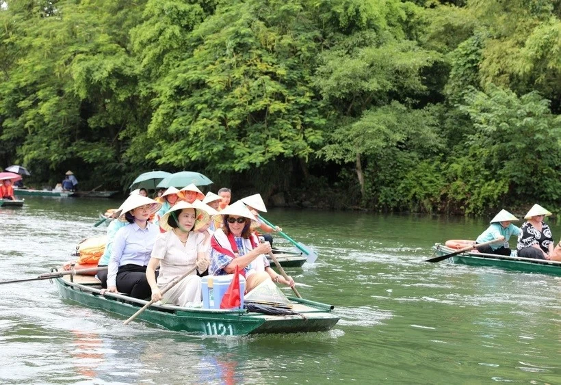 President of the Australian Senate Sue Lines (with scraft) and National Assembly Deputy Chairwoman Nguyen Thi Thanh visit the Trang An ecotourism site in Ninh Binh province (Photo: VNA)