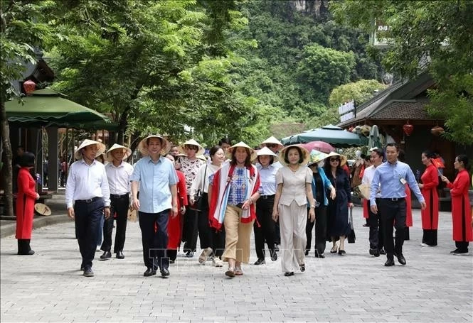 Australian Senate President visits Trang An ecotourism site in Ninh Binh