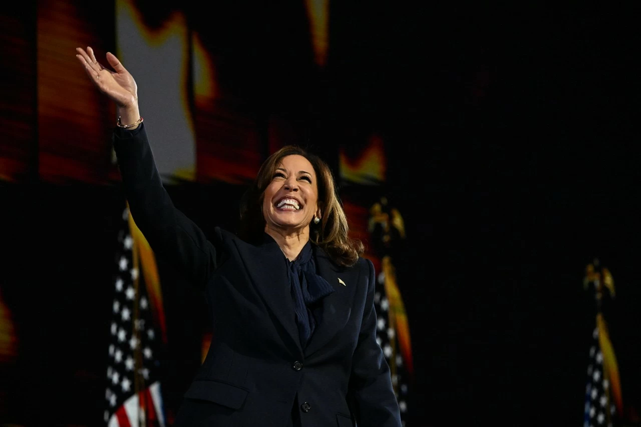 Phó Tổng thống Mỹ Kamala Harris vẫy tay chào khi lên sân khấu phát biểu tại Đại hội toàn quốc của đảng Dân chủ, ngày 22/8. Bà Harris chính thức chấp nhận đề cử của đảng này tham gia tranh cử Tổng thống vào tháng 11 tới. (Nguồn: CNN)