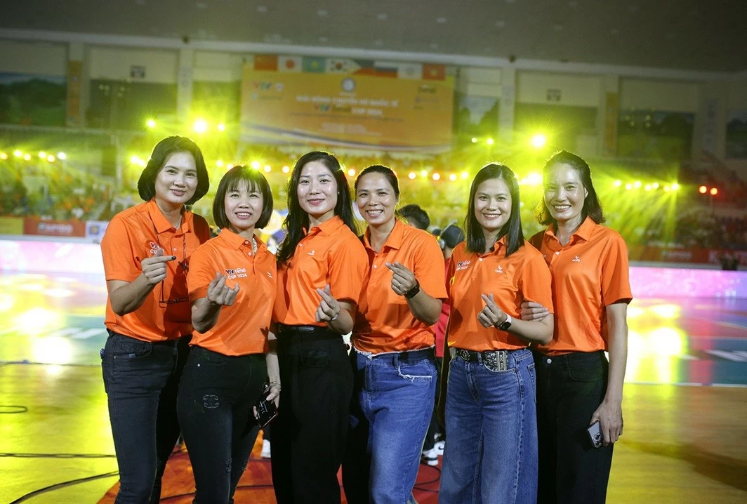 Sau tròn 20 năm, Kim Huệ cùng các đồng đội cũ trở lại với VTV Cup khi tất cả đã đều ở độ tuổi trên dưới 40. Kim Huệ chia sẻ: Hoa khôi bóng chuyền Phạm Kim Huệ 20 năm đồng hành cùng VTV Cup