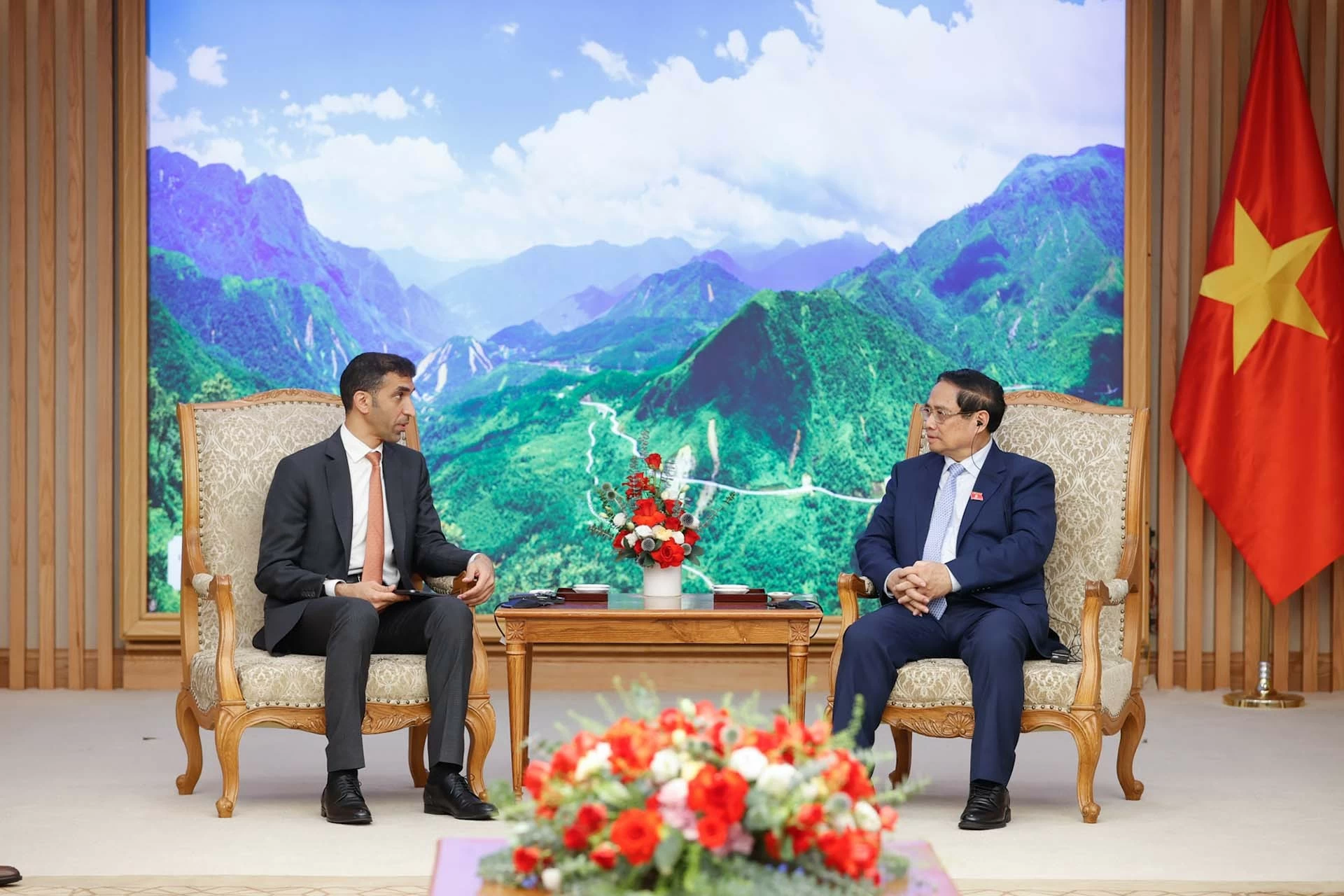 Thủ tướng Phạm Minh Chính tiếp ông Thani bin Ahmed Al Zeyoudi, Quốc vụ khanh phụ trách ngoại thương của Bộ Kinh tế UAE. Thủ tướng Phạm Minh Chính tiếp ông Thani bin Ahmed Al Zeyoudi, Quốc vụ khanh phụ trách ngoại thương của Bộ Kinh tế UAE.