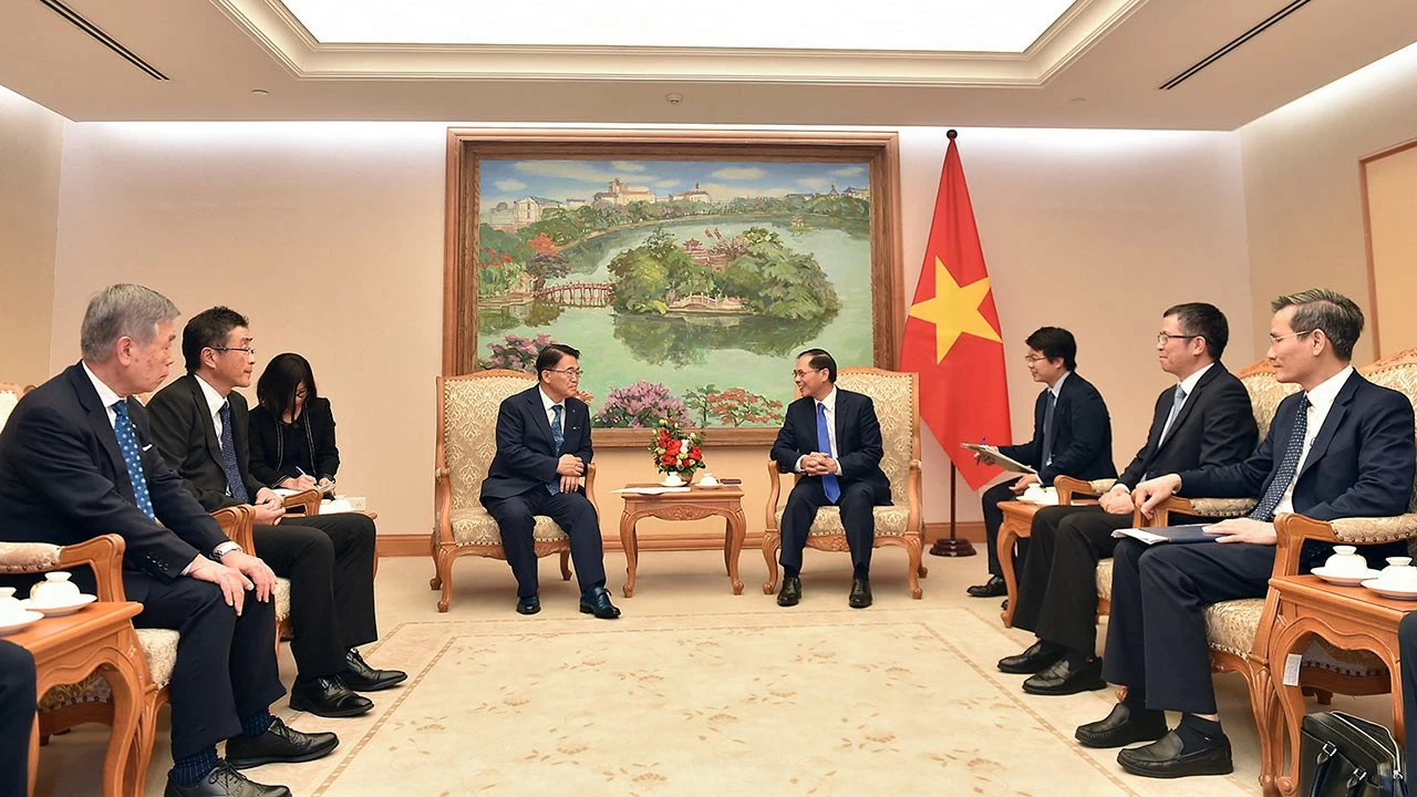 Phó Thủ tướng, Bộ trưởng Ngoại giao Bùi Thanh Sơn đã tiếp Thống đốc tỉnh Aichi Omura Hideaki. (Nguồn: VGP News) Phó Thủ tướng, Bộ trưởng Ngoại giao Bùi Thanh Sơn đã tiếp Thống đốc tỉnh Aichi Omura Hideaki. (Nguồn: VGP News)