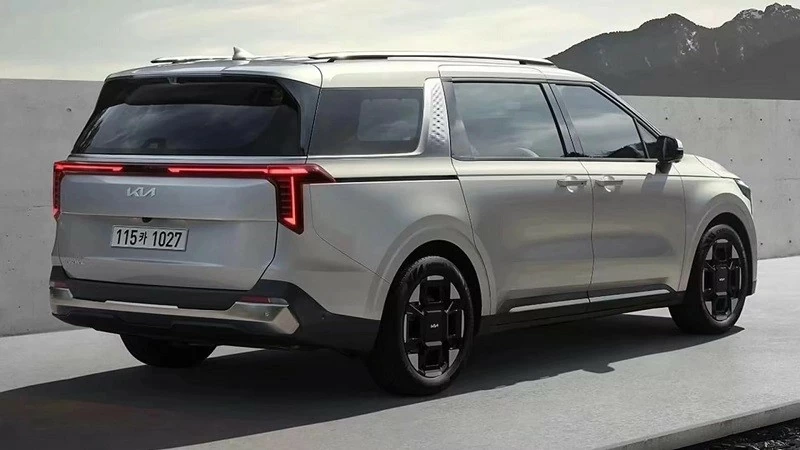 Kia Carnival 2024 thay đổi nhẹ ở phần đầu và đuôi xe.