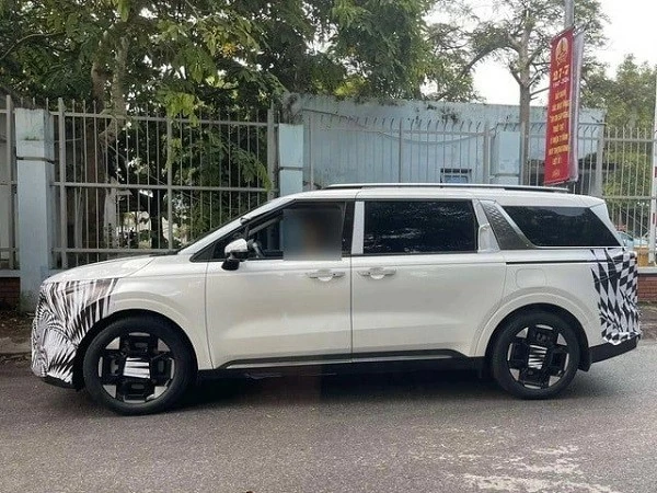 Kia Carnival 2024 vừa xuất hiện tại Trung tâm Thử nghiệm khí thải Phương tiện giao thông cơ giới đường bộ (NETC) ở Hà Nội.