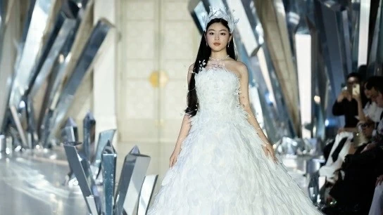 Lọ Lem nhà MC Quyền Linh tâm sự về lần đầu sải bước trên sàn catwalk