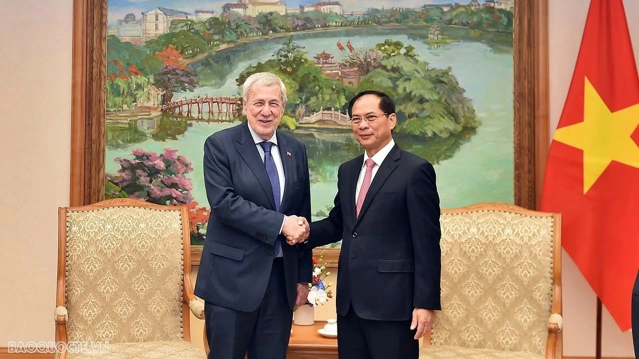 Deputy PM Bui Thanh Son welcomes Chilean Foreign Minister Alberto Van Klaveren