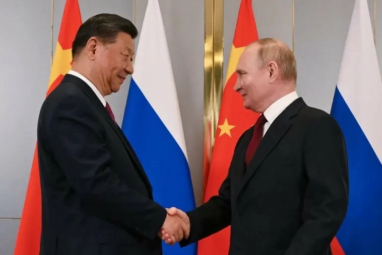 Tổng thống Nga Vladimir Putin và Chủ tịch Trung Quốc Tập Cận Bình trong cuộc gặp bên lề Hội nghị thượng đỉnh Tổ chức Hợp tác Thượng Hải tại Astana, Kazakhstan, ngày 3/7/2024. (Nguồn: Sputnik/AP)