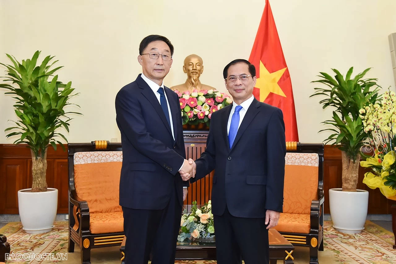 Hai bên tập trung triển khai hiệu quả nhận thức chung cấp cao và những kết quả quan trọng đạt được trong chuyến thăm Trung Quốc của Tổng Bí thư Nguyễn Phú Trọng (10/2022) và chuyến thăm Việt Nam của Tổng Bí thư, Chủ tịch Trung Quốc Tập Cận Bình (12/2023) theo 6 trụ cột hai bên đã xác định, đóng góp tích cực vào việc xây dựng Cộng đồng chia sẻ tương lai Việt Nam - Trung Quốc có ý nghĩa chiến lược. Hai bên tập trung triển khai hiệu quả nhận thức chung cấp cao và những kết quả quan trọng đạt được trong chuyến thăm Trung Quốc của Tổng Bí thư Nguyễn Phú Trọng (10/2022) và chuyến thăm Việt Nam của Tổng Bí thư, Chủ tịch Trung Quốc Tập Cận Bình (12/2023)