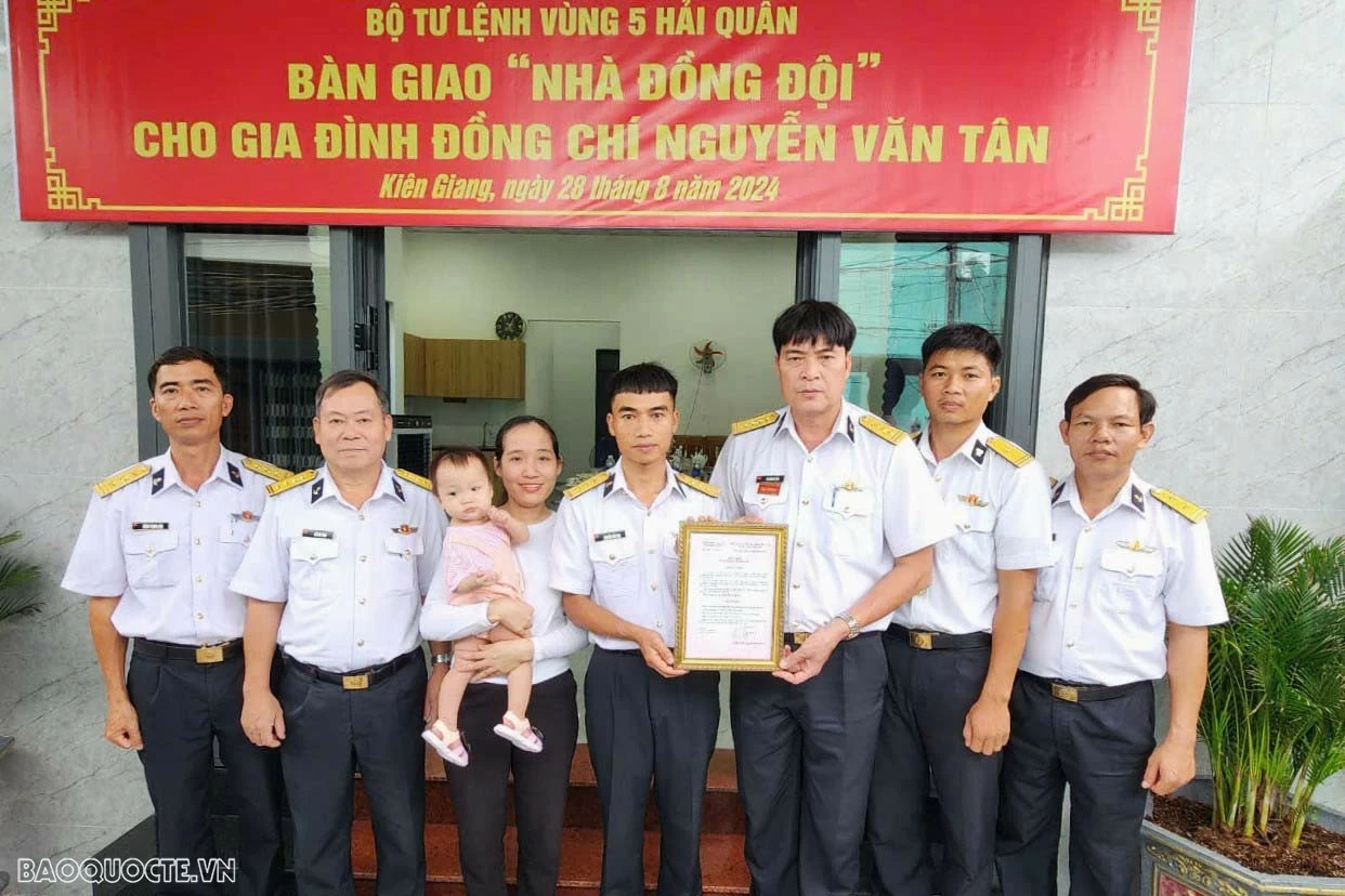 Đại tá Võ Hùng Lâm trao Quyết định bàn giao “Nhà đồng đội” cho gia đình Thượng úy quân nhân chuyên nghiệp Nguyễn Văn Tân.