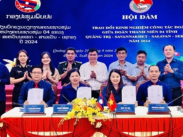 Vietnamese, Lao provinces exchange experience in youth activities