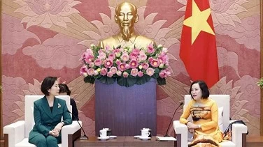 NA Vice Chairwoman Nguyen Thi Thanh receives ROK Minister Oh Young Joo