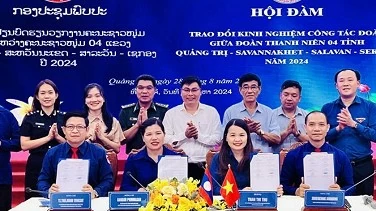 Vietnamese, Lao provinces exchange experience in youth activities