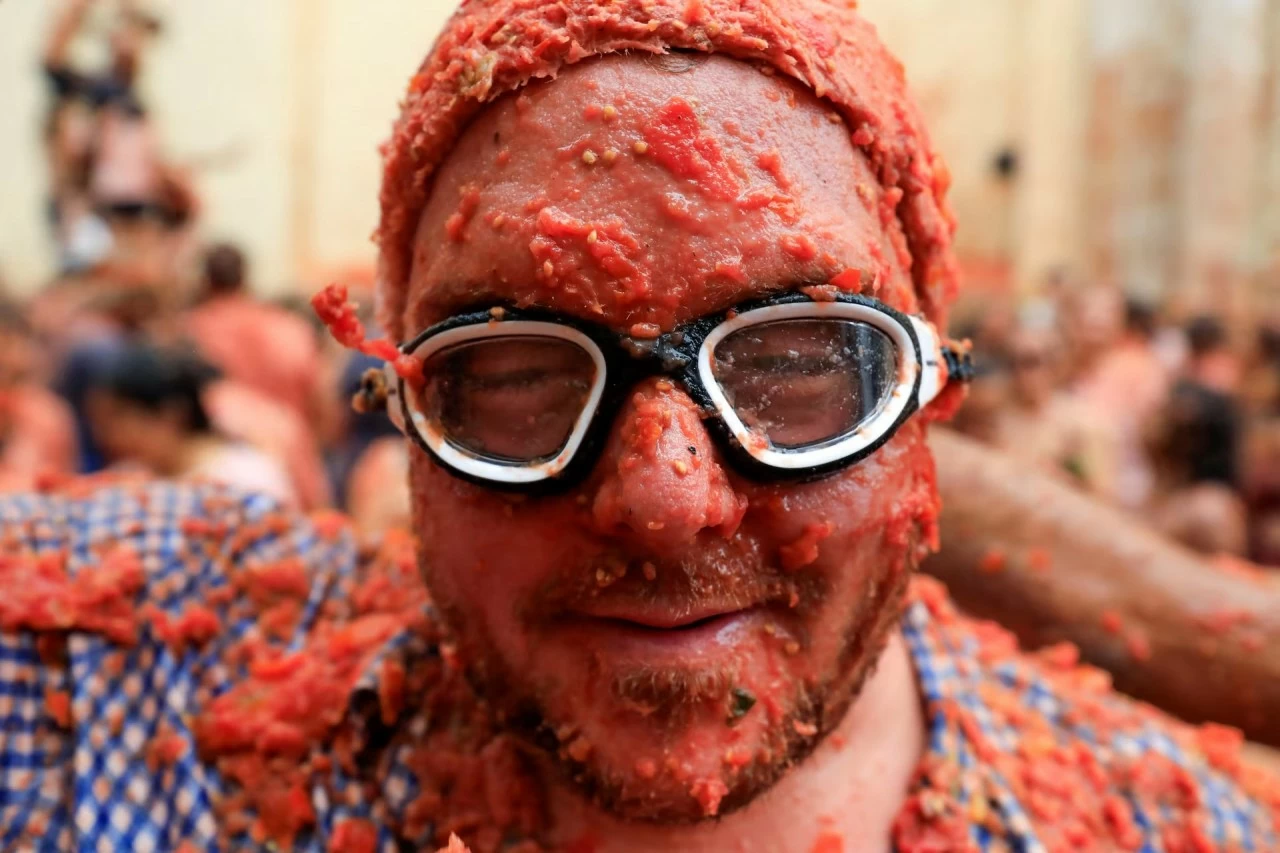 Người tham dự lễ hội La Tomatina ném cà chua ‘nhuộm đỏ’ thị trấn miền Đông Tây Ban Nha