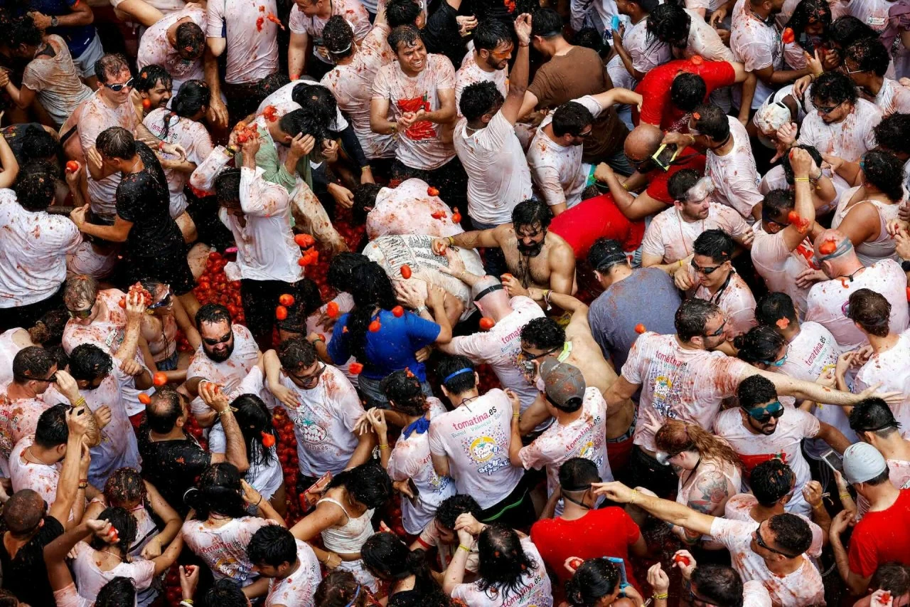 Người tham dự lễ hội La Tomatina ném cà chua ‘nhuộm đỏ’ thị trấn miền Đông Tây Ban Nha