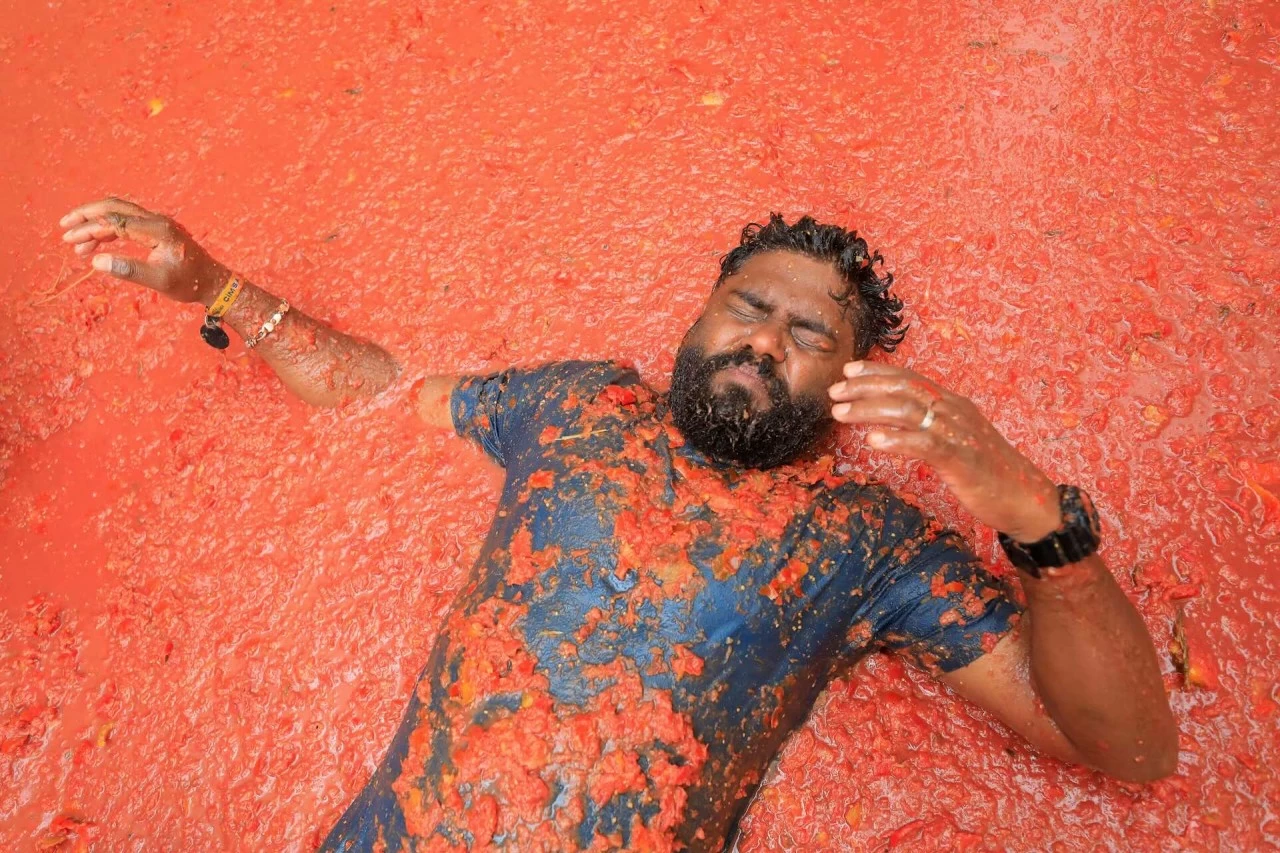 Người tham dự lễ hội La Tomatina ném cà chua ‘nhuộm đỏ’ thị trấn miền Đông Tây Ban Nha