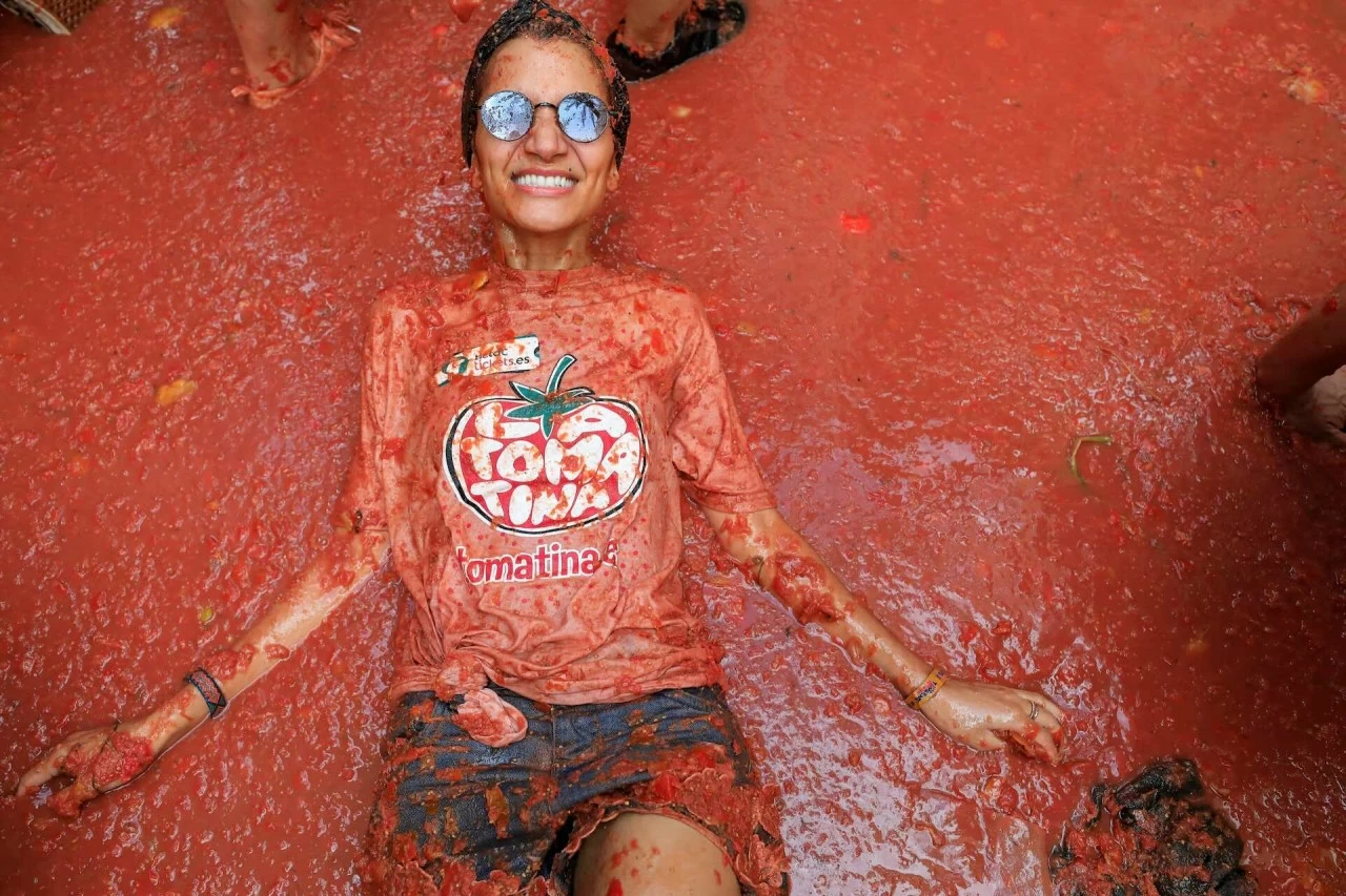 Người tham dự lễ hội La Tomatina ném cà chua ‘nhuộm đỏ’ thị trấn miền Đông Tây Ban Nha