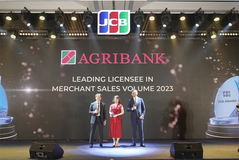 Đại diện Agribank, Bà Phan Thị Thanh Hà – Phó Giám đốc Trung tâm Thẻ nhận giải thưởng