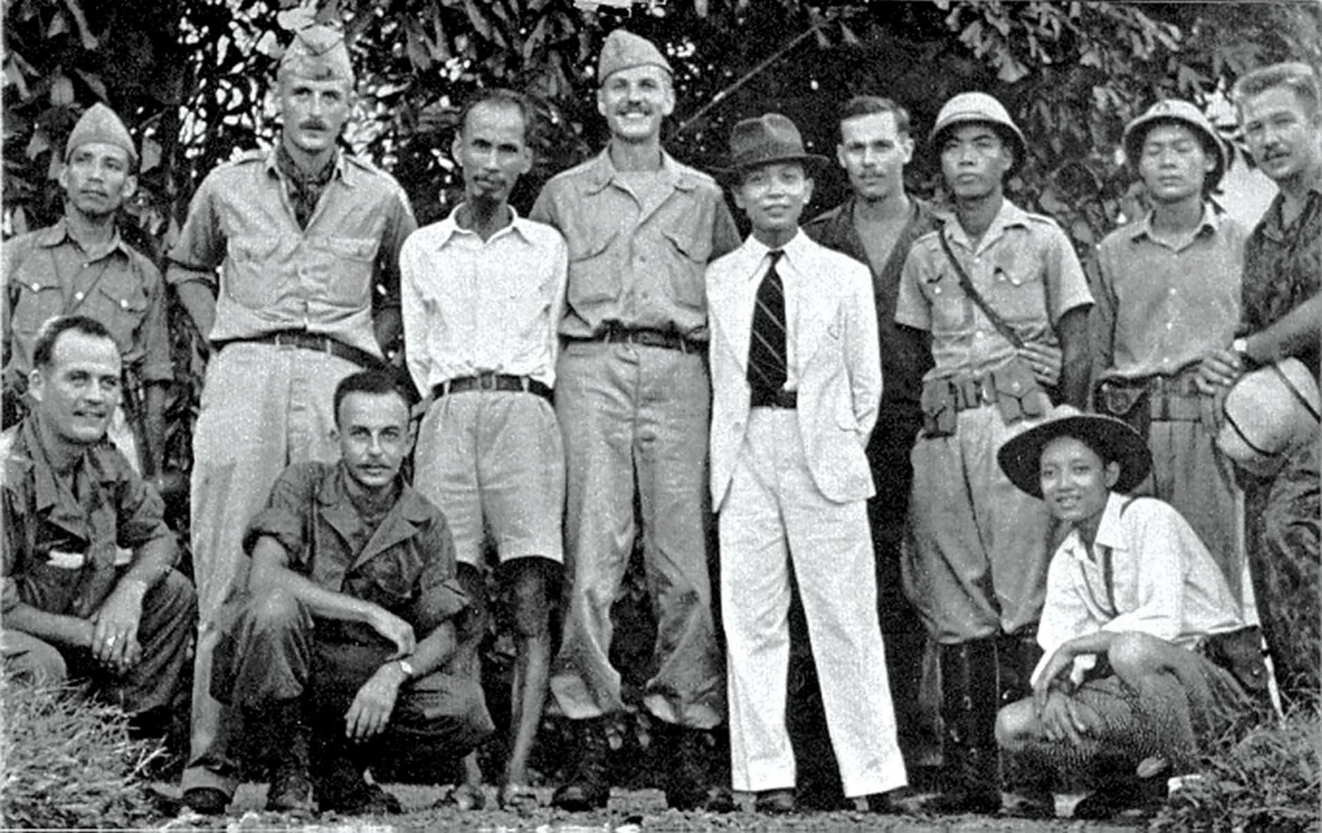 Chủ tịch Hồ Chí Minh, Đại tướng Võ Nguyên Giáp và một số thành viên của đội “Con Nai”, tháng 4/1945. (Nguồn: Cục Quản lý Hồ sơ và Văn khố quốc gia, Mỹ) Chủ tịch Hồ Chí Minh, Đại tướng Võ Nguyên Giáp và một số thành viên của đội “Con Nai”, tháng 4/1945. (Nguồn: Cục Quản lý Hồ sơ và Văn khố quốc gia, Mỹ)