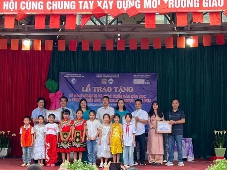 Hình ảnh các em học sinh trường tiểu học Nong Hẹt nhận sách từ chương trình Tủ sách Nhân ái. (Ảnh: TSNA)