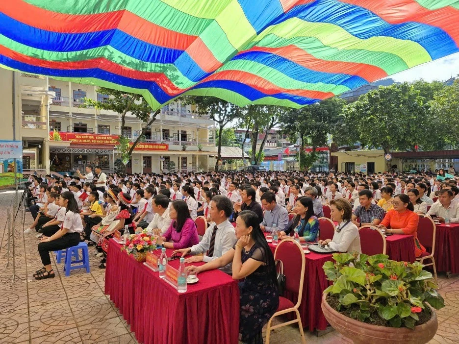 Các em học sinh và các vị đại biểu có mặt tại trường trung học Nguyễn Trãi để tham gia lễ trao tặng sách.(Ảnh: TSNA)