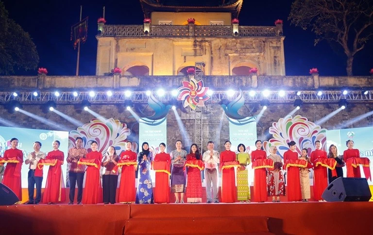 Khai mạc Triển lãm tranh “Sắc màu văn hóa ASEAN”