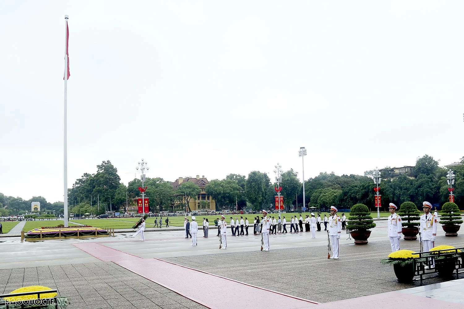 Đoàn Bộ Ngoại giao vào Lăng viếng Chủ tịch Hồ Chí Minh và dâng hương, tưởng niệm các Anh hùng liệt sĩ