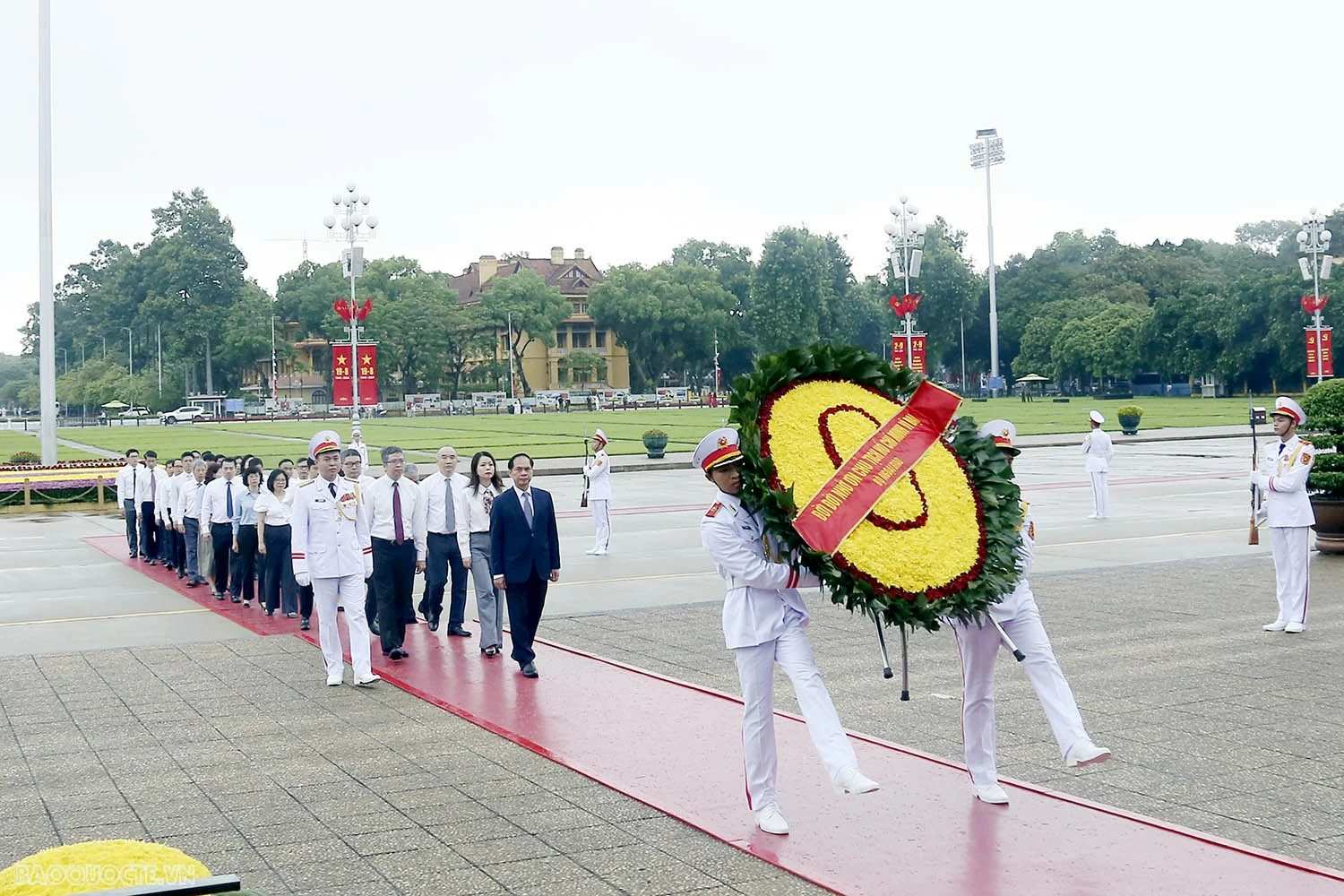 Đoàn Bộ Ngoại giao vào Lăng viếng Chủ tịch Hồ Chí Minh và dâng hương, tưởng niệm các Anh hùng liệt sĩ Đoàn Bộ Ngoại giao vào Lăng viếng Chủ tịch Hồ Chí Minh và dâng hương, tưởng niệm các Anh hùng liệt sĩ