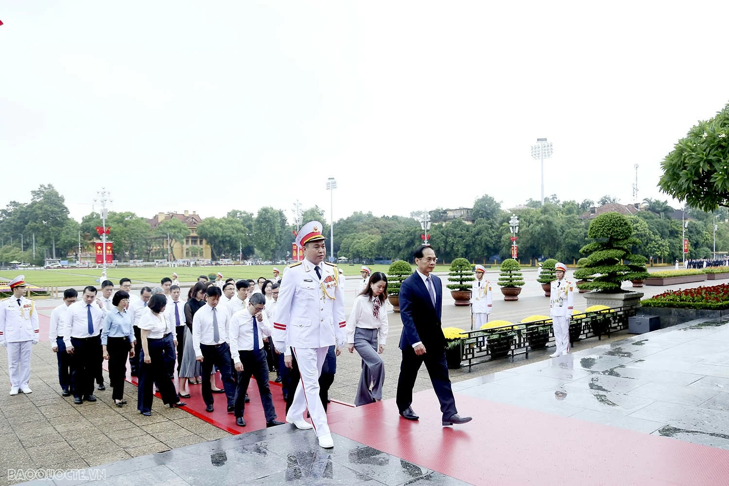 Đoàn Bộ Ngoại giao vào Lăng viếng Chủ tịch Hồ Chí Minh và dâng hương, tưởng niệm các Anh hùng liệt sĩ