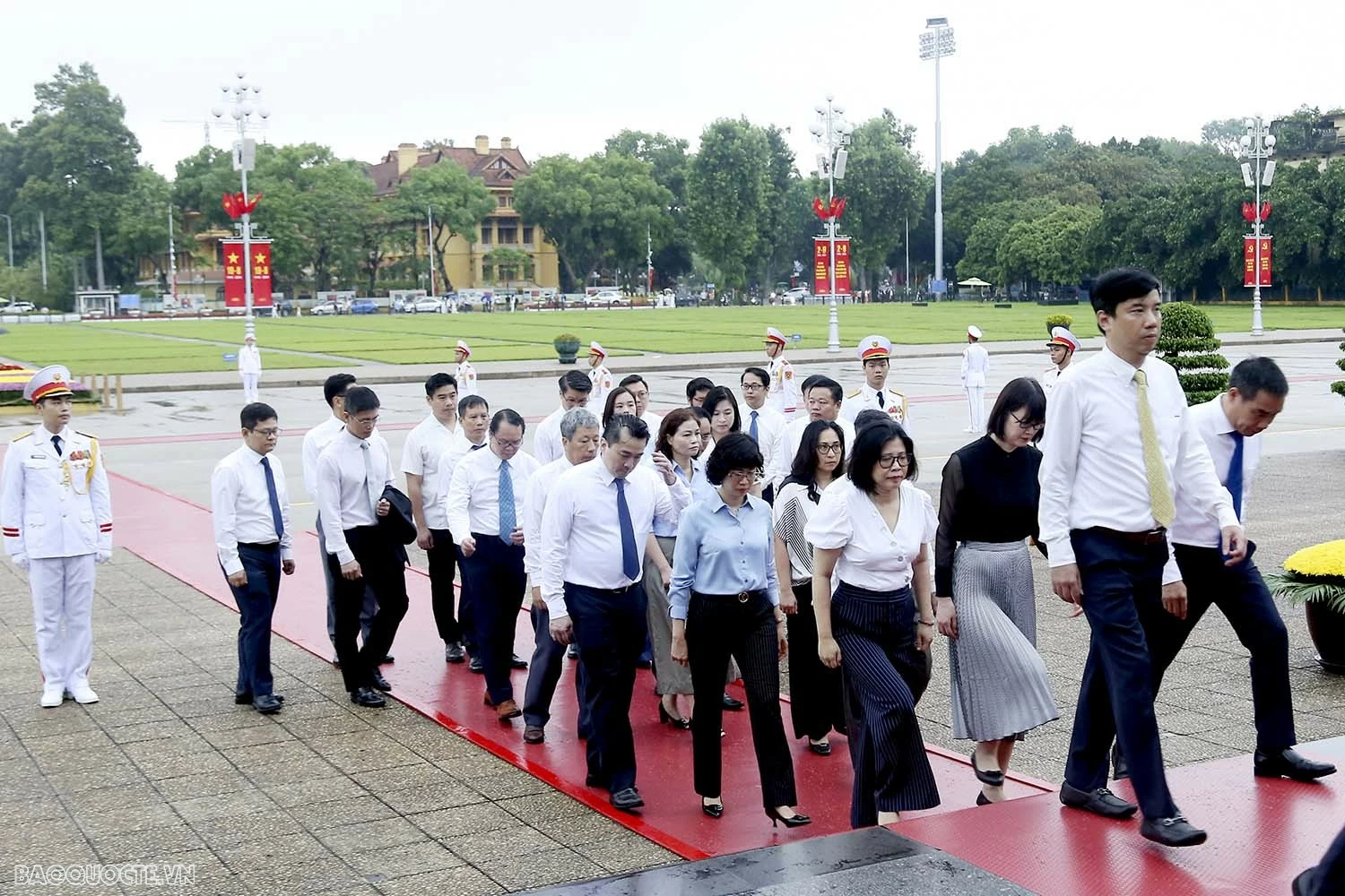 Đoàn Bộ Ngoại giao vào Lăng viếng Chủ tịch Hồ Chí Minh và dâng hương, tưởng niệm các Anh hùng liệt sĩ Đoàn Bộ Ngoại giao vào Lăng viếng Chủ tịch Hồ Chí Minh và dâng hương, tưởng niệm các Anh hùng liệt sĩ
