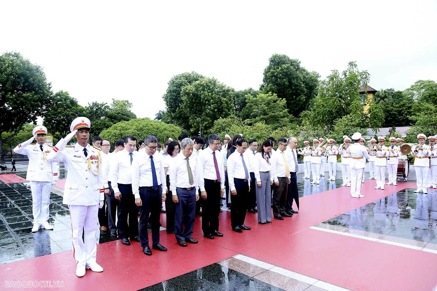 Đoàn Bộ Ngoại giao vào Lăng viếng Chủ tịch Hồ Chí Minh và dâng hương, tưởng niệm các Anh hùng liệt sĩ