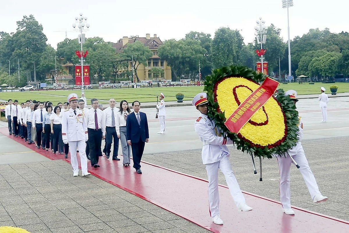 Đoàn Bộ Ngoại giao vào Lăng viếng Chủ tịch Hồ Chí Minh và dâng hương, tưởng niệm các Anh hùng liệt sĩ