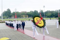 Đoàn Bộ Ngoại giao vào Lăng viếng Chủ tịch Hồ Chí Minh và dâng hương, tưởng niệm các Anh hùng liệt sĩ