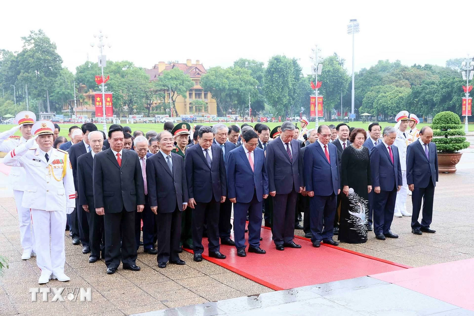 Các đồng chí lãnh đạo, nguyên lãnh đạo Đảng, Nhà nước đặt vòng hoa và vào Lăng viếng Chủ tịch Hồ Chí Minh. (Nguồn: TTXVN)