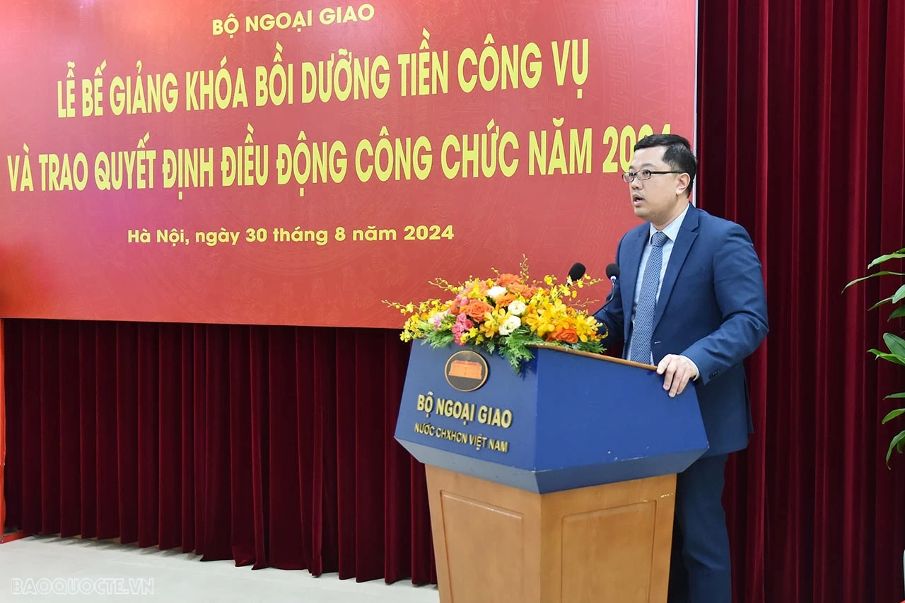 Ông Ngô Quang Anh, Quyền Giám đốc, Trung tâm Đào tạo, bồi dưỡng cán bộ đối ngoại (FOSET), Học viện Ngoại giao phát biểu tại buổi lễ. (Ảnh: Anh Sơn) Ông Ngô Quang Anh, Quyền Giám đốc, Trung tâm Đào tạo, bồi dưỡng cán bộ đối ngoại (FOSET), Học viện Ngoại giao phát biểu tại buổi lễ. (Ảnh: Anh Sơn)