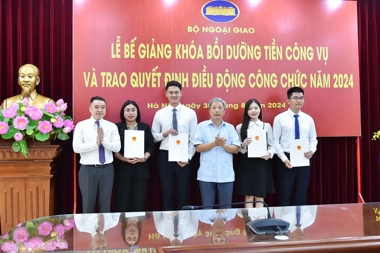 Trao quyết định điều động cán bộ về Vụ Đông Bắc Á. (Ảnh: Anh Sơn) Trao quyết định điều động cán bộ về Vụ Đông Bắc Á. (Ảnh: Anh Sơn)
