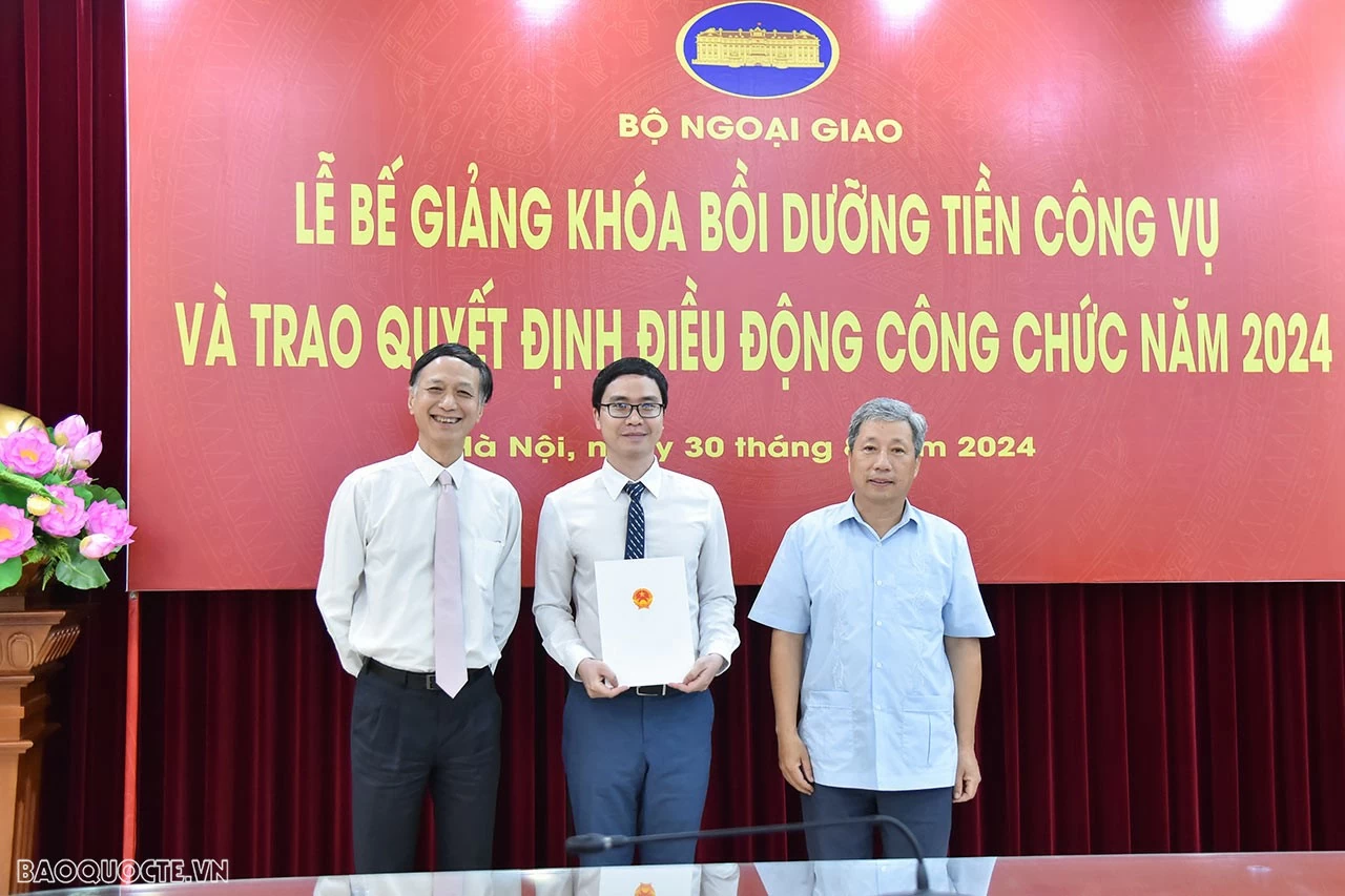 Trao quyết định điều động cán bộ về Vụ Đông Nam Á-Nam Á-Nam Thái Bình Dương (Ảnh: Anh Sơn)