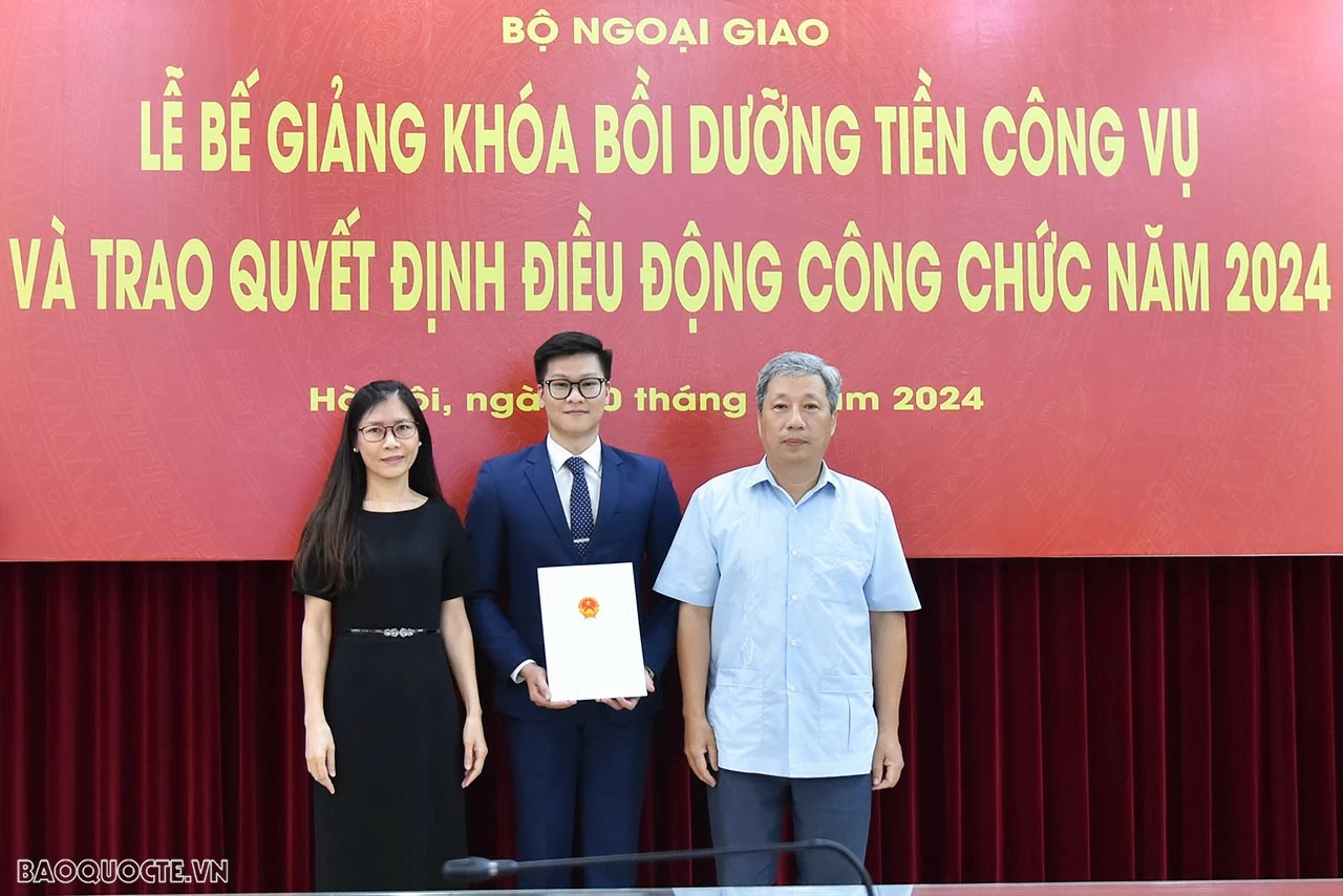 Trao quyết định điều động cán bộ về Vụ ASEAN. (Ảnh: Anh Sơn) Trao quyết định điều động cán bộ về Vụ ASEAN. (Ảnh: Anh Sơn)