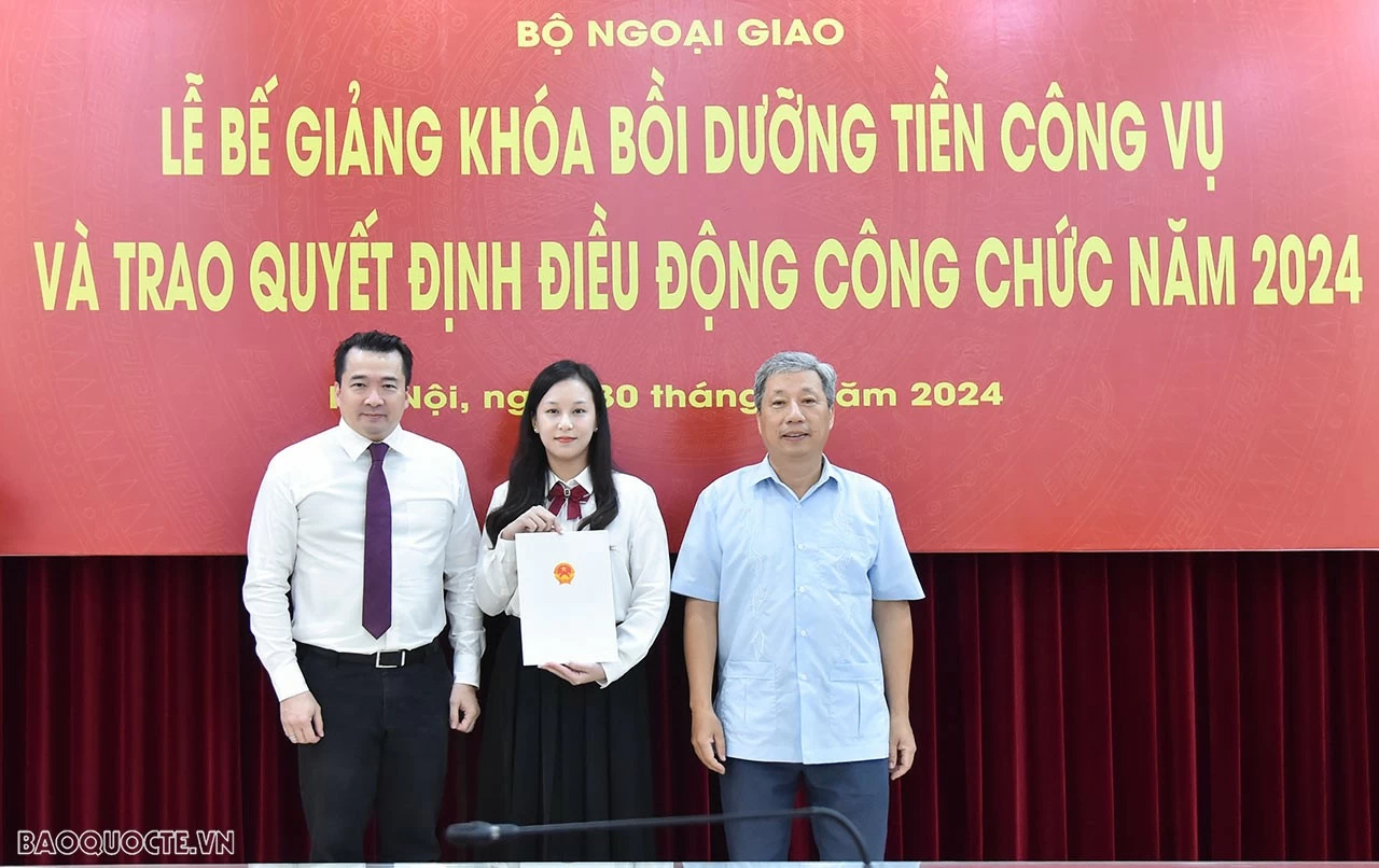 Trao quyết định điều động cán bộ về Vụ các Tổ chức quốc tế. (Ảnh: Anh Sơn) Trao quyết định điều động cán bộ về Vụ các Tổ chức quốc tế. (Ảnh: Anh Sơn)