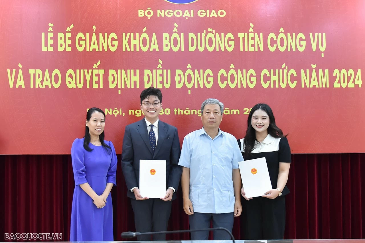 Trao quyết định điều động cán bộ về Vụ Hợp tác kinh tế đa phương. (Ảnh: Anh Sơn)