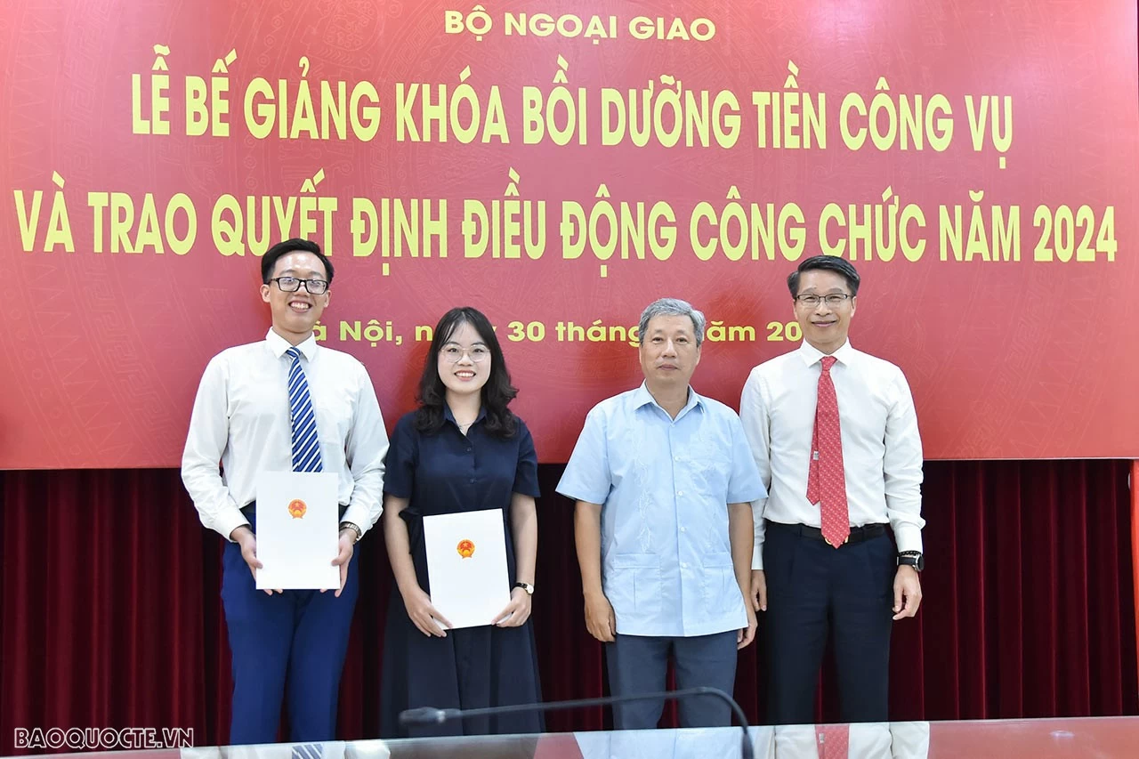 Bộ Ngoại giao trao quyết định điều động công tác cho các công chức, viên chức mới được tuyển dụng